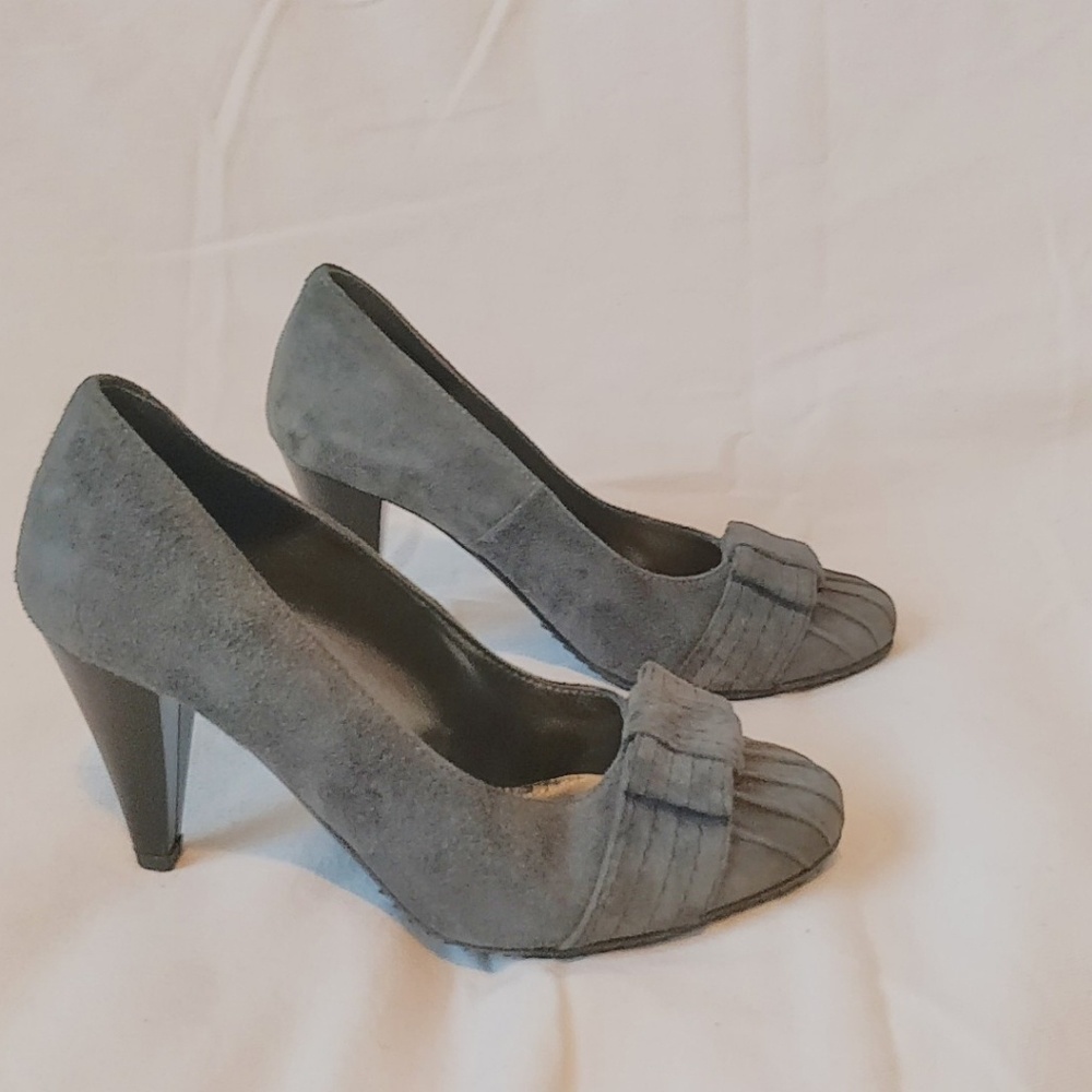Danela Fernandes Gray Heels
